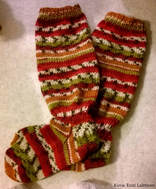 Itselleni tein ihanat värikkäät Polkka-sukat, valmistuivat sopivasti partioleirille!
