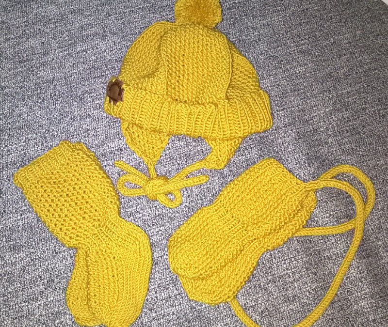 Keltaista kevätvauvalle – sukat, lapaset ja myssy merinovillasta