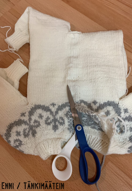 Ompelemisen jälkeen neuleen voi huoletta leikata auki, ompeleet estävät neuleen purkautumisen.